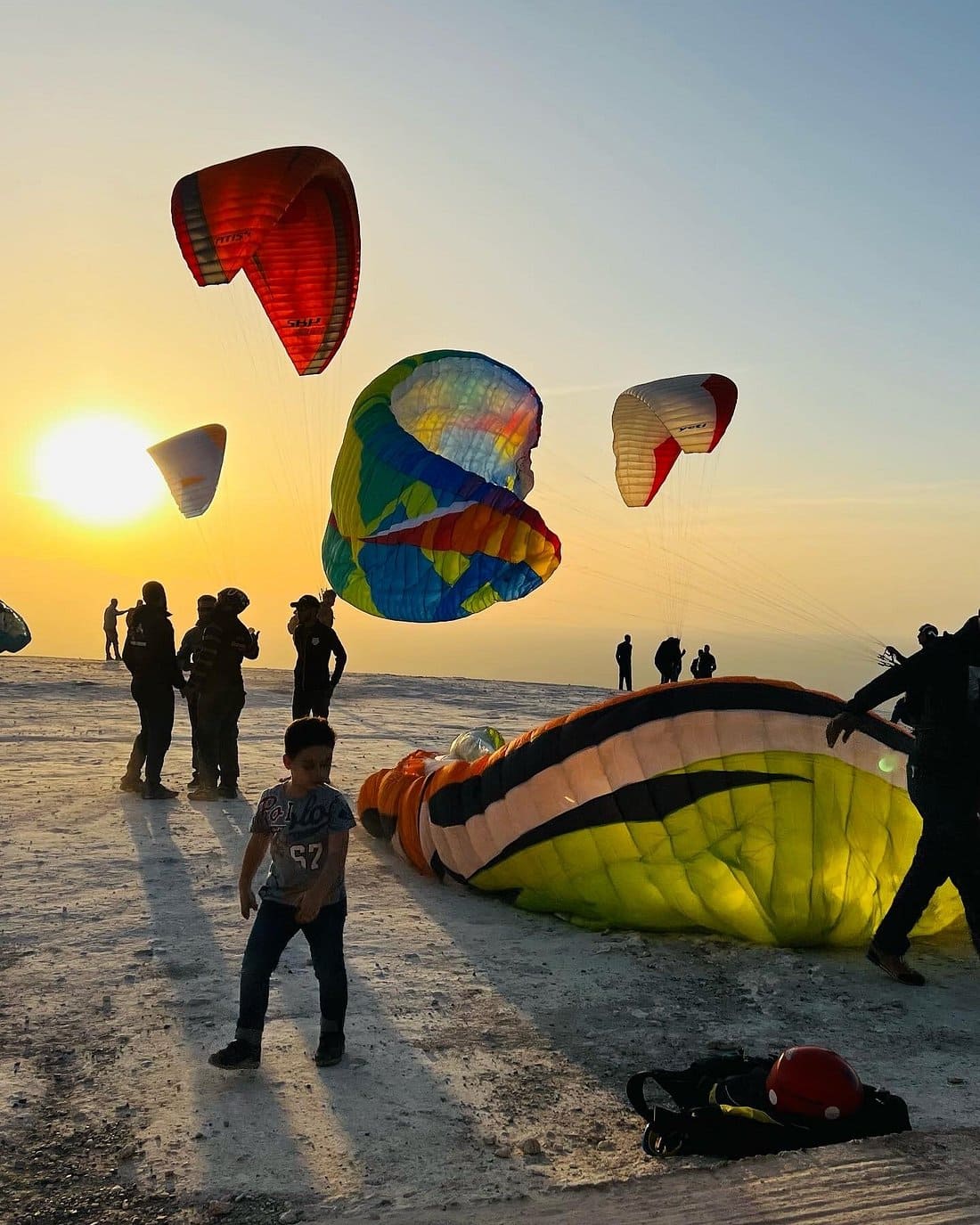 Parapente au-dessus des montagnes de l'Atlas à Marrakech